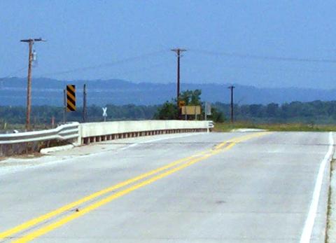 Figure 46.  Bridge rail and guardrail transition in compliance with NCHRP Report