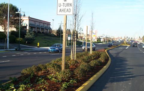 Figure 101.  Left-turn lane and U-turn areas after reconstruction in Federal Way.  A much greater level of access control was achieved.