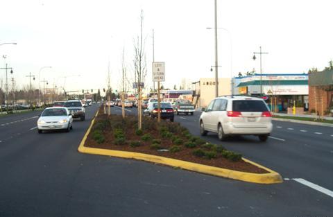 Figure 101.  Left-turn lane and U-turn areas after reconstruction in Federal Way.  A much greater level of access control was achieved.