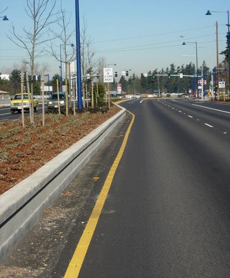 Figure 108.  A low-profile barrier was used along the median of SR 99 in Des Moines.