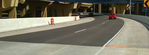 Figure 3. Photo. High-friction surface treatment on a ramp in Wisconsin. This photo shows a traditional friction surface layer on a curved section of a freeway ramp.