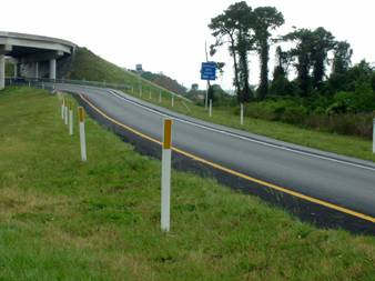 Photo.  A ramp is shown with post delineators on each side to improve delineation of the curve.  Left side delineators have yellow reflectors and right side delineators have white reflectors.