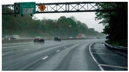 Photo of a horizontal curve on a highway in rainy weather.